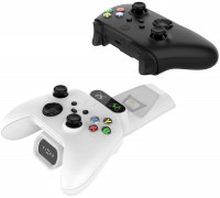 Forbíjecí stanice FIXED dla dwóch bewith prwith ewoforwych controller|ów Xbox Series S, X a One white